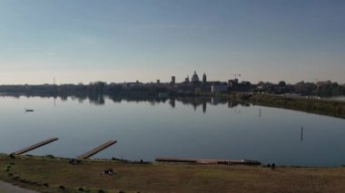 Mantova (Mantua) gölünde (Lago di Mezzo) panoramik hava manzarası - İtalya