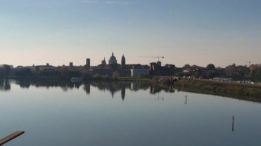 Mantova (Mantua) gölünde (Lago di Mezzo) panoramik hava manzarası - İtalya