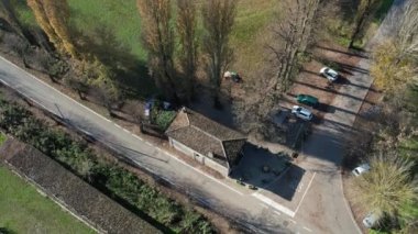 Casatico, İtalya - Kasım 2022 Platani kaynaklı Osteria Eski geleneksel Lambrusco şarabı ve soğuk hava mezecisi