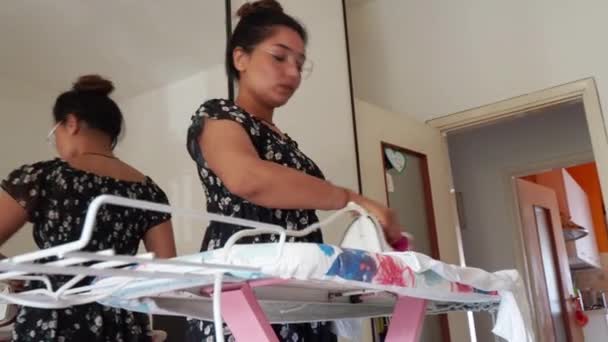 一个年轻漂亮的家庭主妇正在熨烫家务活的视频肖像 — 图库视频影像