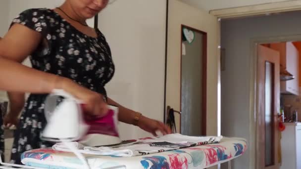 Βίντεο Πορτρέτο Μιας Νεαρής Ελκυστική Νοικοκυρά Σιδέρωμα Οικιακής Εργασίας — Αρχείο Βίντεο