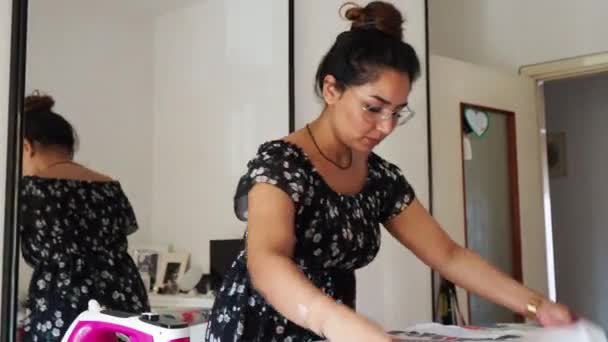 Βίντεο Πορτρέτο Μιας Νεαρής Ελκυστική Νοικοκυρά Σιδέρωμα Οικιακής Εργασίας — Αρχείο Βίντεο