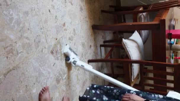 Bezprzewodowa Maszyna Próżniowa Kobieta Sprzątanie Podłogi Domu Apartament Pokój Dzienny — Wideo stockowe