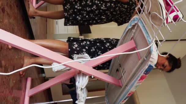 Video Ritratto Una Giovane Casalinga Attraente Stiratura Lavori Domestici — Video Stock