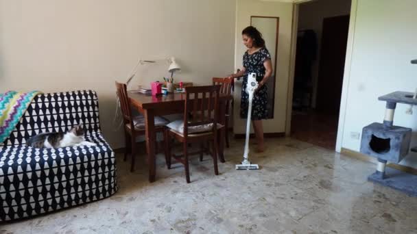 Máquina Vácuo Sem Fio Mulher Limpando Chão Casa Apartamento Sala — Vídeo de Stock
