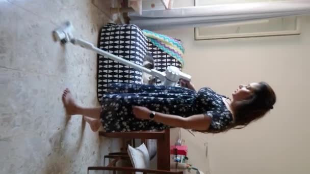Macchina Senza Fili Aspirapolvere Donna Pulizia Del Pavimento Casa Appartamento — Video Stock