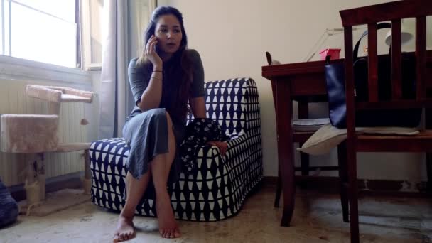Imágenes Joven India Bonita Mujer Apartamento Casa Sala Estar Charlando — Vídeos de Stock