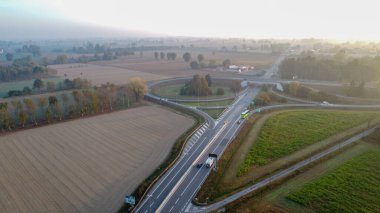 Burger King restoranının hava manzaralı uzun yol tabelaları
