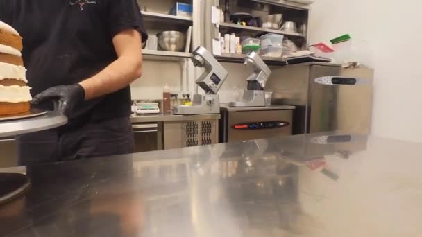 Шеф Кухар Роботі Готує Крапельний Торт — стокове відео
