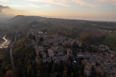 İtalyan ortaçağ kasabası Castellarquato 'nun Arda Vadisi' ndeki manzaralı 4k videosu.