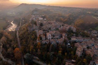 İtalyan ortaçağ kasabası Castellarquato 'nun Arda Vadisi' ndeki manzaralı 4k videosu.