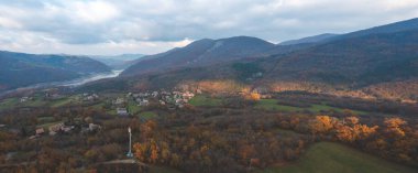 Vezzolacca Piacenza İtalya manzaralı sonbahar renkli kadın ormanının insansız hava aracı manzarası