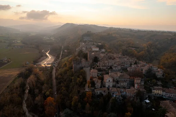 意大利中世纪小镇Castellarquato Piacenza在Arda Valley的风景画4K视频 — 图库照片