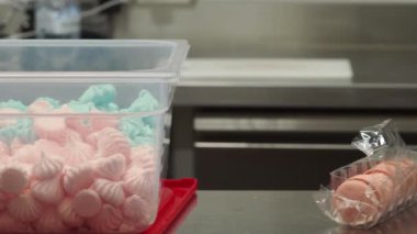 Bir kutu dolusu pembe ve açık mavi pasta ve tatlı süsleme görüntüleri için.