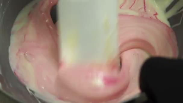 糕点厨师搅拌管袋充填与可食用粉红涂料的颜色分级和蛋糕顶部镜头 — 图库视频影像