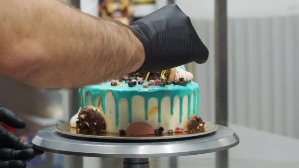 Donutlar Kremalı Böğürtlen Üstüne Doğum Günü Kutlaması Için Turkuaz Pasta — Stok video