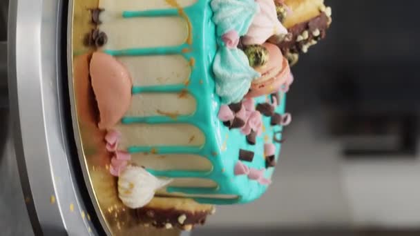 霜降りアイシングドリップの上にメレンゲベリーとキラキラをトッピングしたトルコケーキを誕生日お祝いに — ストック動画