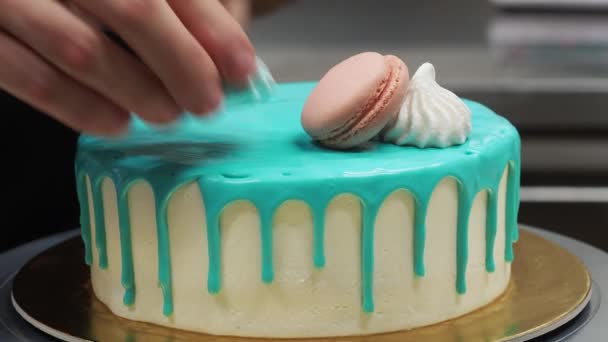为庆祝生日 甜甜圈草莓和火花在结霜的冰镇绿松石蛋糕之上 — 图库视频影像
