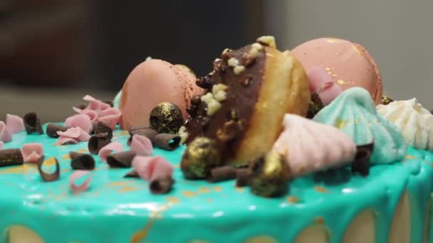Пончики Зливаються Ягоди Блискітки Заправляються Матовому Крапельному Бірюзовому Торті Святкування — стокове відео
