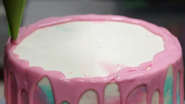 Chef Décorer Gâteau Givré Rose Pastel Jaune Bleu Avec Des — Video