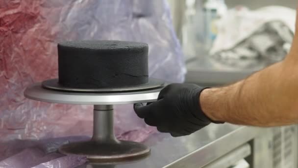 Torta Designer Spruzzatura Levigatura Vernice Nera Commestibile Sulla Torta Compleanno — Video Stock