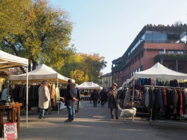 Milano, İtalya - Kasım 2022 Navigli Kanal Mahallesi 'ndeki Senigalia antika pazarı