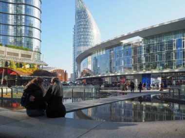 Milano, İtalya - Kasım 2022 Porta Nuova Ufuk çizgisi ve Noel sezonundan önce dükkanlar