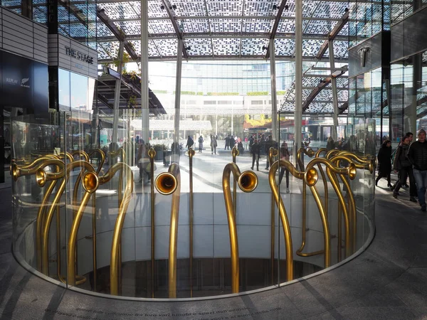 Milano, İtalya - Kasım 2022 Porta Nuova Ufuk çizgisi ve Noel sezonundan önce dükkanlar