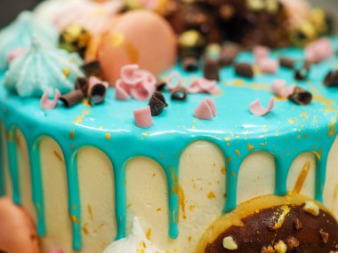 Donutlar kremalı böğürtlen ve üstüne de doğum günü kutlaması için turkuaz pasta.