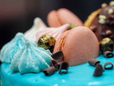 Donutlar kremalı böğürtlen ve üstüne de doğum günü kutlaması için turkuaz pasta.