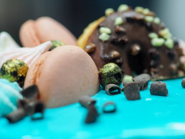 Donutlar kremalı böğürtlen ve üstüne de doğum günü kutlaması için turkuaz pasta.