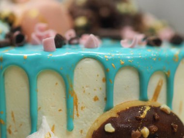 Donutlar kremalı böğürtlen ve üstüne de doğum günü kutlaması için turkuaz pasta.