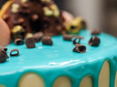 Donutlar kremalı böğürtlen ve üstüne de doğum günü kutlaması için turkuaz pasta.