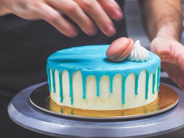 Donutlar kremalı böğürtlen ve üstüne de doğum günü kutlaması için turkuaz pasta.