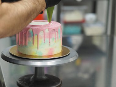 Solgun şef sıkan boru torbası. Renk derecelendirme için yenilebilir pembe boyayla karıştırılmış.