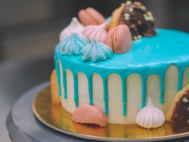 Donutlar kremalı böğürtlen ve üstüne de doğum günü kutlaması için turkuaz pasta.