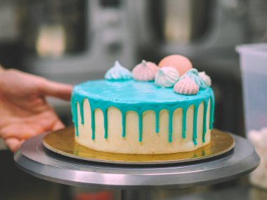 Donutlar kremalı böğürtlen ve üstüne de doğum günü kutlaması için turkuaz pasta.