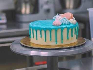 Donutlar kremalı böğürtlen ve üstüne de doğum günü kutlaması için turkuaz pasta.