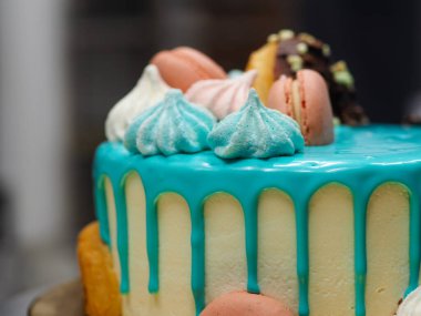 Donutlar kremalı böğürtlen ve üstüne de doğum günü kutlaması için turkuaz pasta.