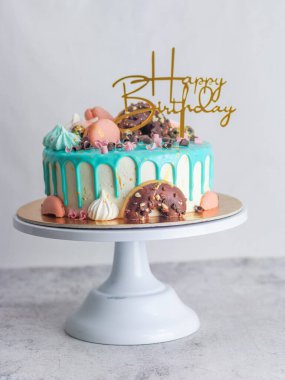 Donutlar kremalı böğürtlen ve üstüne de doğum günü kutlaması için turkuaz pasta.