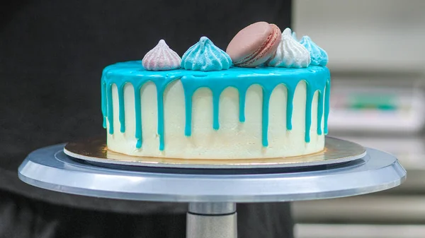 Donuts Meringue Bessen Sparkles Topping Glazuur Druppel Turquoise Taart Voor — Stockfoto