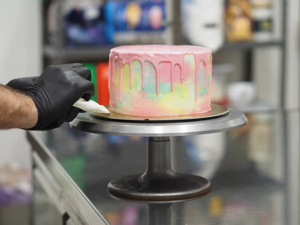 Solgun şef sıkan boru torbası. Renk derecelendirme için yenilebilir pembe boyayla karıştırılmış.