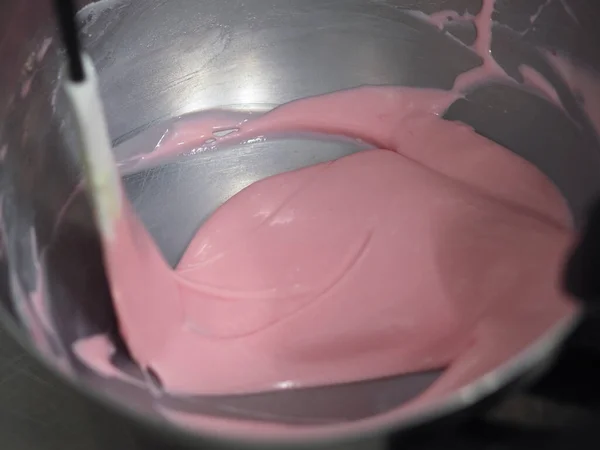 ペストリーシェフ攪拌配管バッグ充填混合食用ピンク塗料用カラーグレーディングとケーキトッピング映像 — ストック写真