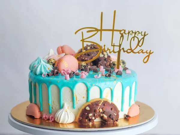 为庆祝生日 甜甜圈草莓和火花在结霜的冰镇绿松石蛋糕之上 — 图库照片