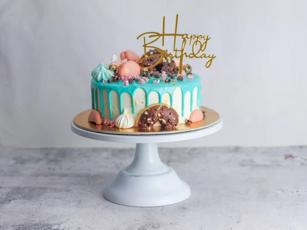 为庆祝生日 甜甜圈草莓和火花在结霜的冰镇绿松石蛋糕之上 — 图库照片
