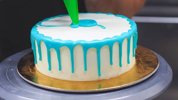 Zak Piping Vulling Topping Glazuur Druppel Turquoise Taart Voor Verjaardag — Stockfoto