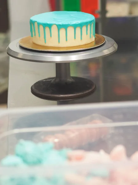 Donutlar Kremalı Böğürtlen Üstüne Doğum Günü Kutlaması Için Turkuaz Pasta — Stok fotoğraf