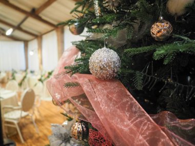 Piacenza İtalya 'da ağaçlı bir Noel partisi için eski püskü, şık bir köy mekanı.