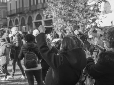 Brescia, İtalya - Kasım 2022 Asyalı kadın halka açık bir video görüşmesi için akıllı telefon kullanıyor