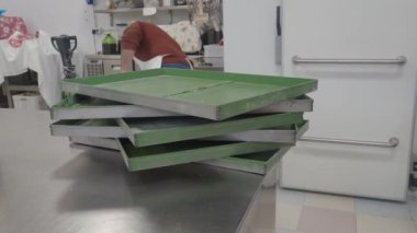 Yaratıcı catering şefi yemek servisi için 30 grs kırmızı yeşil ekmek ekmeği pişiriyor.